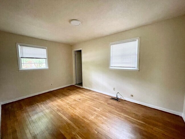 Building Photo - 3824 Lee Hills Dr