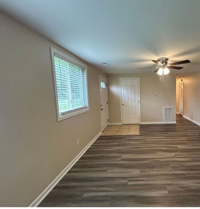 Building Photo - Welcome to this charming Ranch style home!