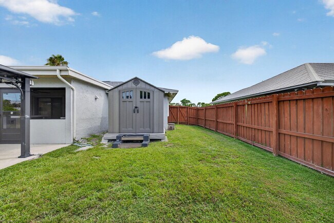 Building Photo - 825 SE Starflower Ave