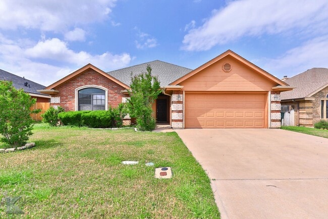 Building Photo - 4 bed 2 bath; newer carpet!