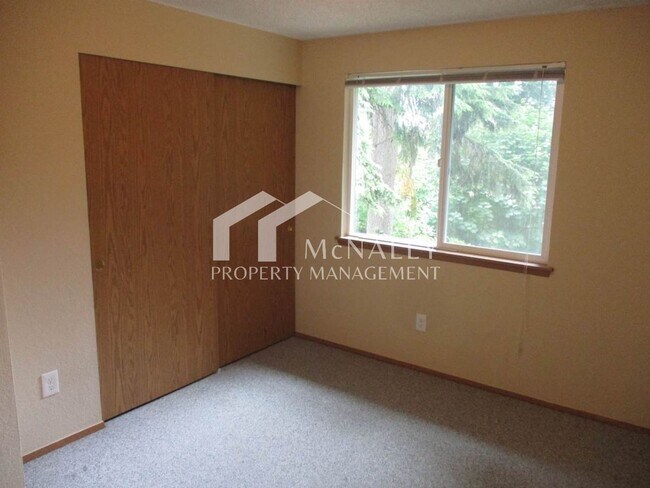 Building Photo - Split Level 3 Bedroom 2.25 Bath on Peacock...