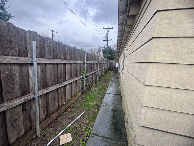 Building Photo - New Flooring & Paint!