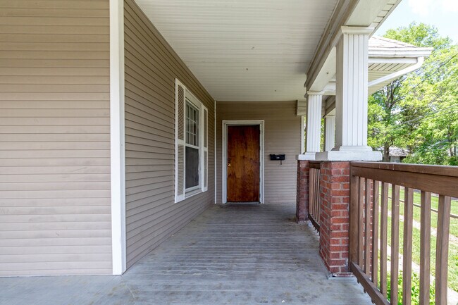 Building Photo - 1321 Paris Rd