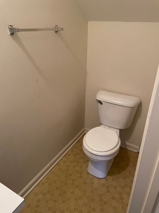 Building Photo - 2 BED, 1.5 BATH TWO STORY TOWNHOME!