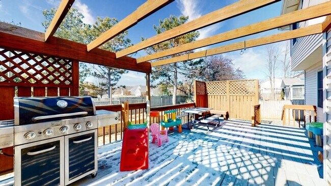 Building Photo - Stunning 4-Bedroom, 3.5-Bath Home with Over 3,800 Sq. Ft. of Ideal Living Space in East Bloomington