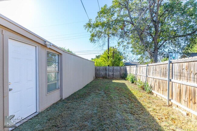 Building Photo - 3 bed, 1.5 bath, XL living room, XL garage...