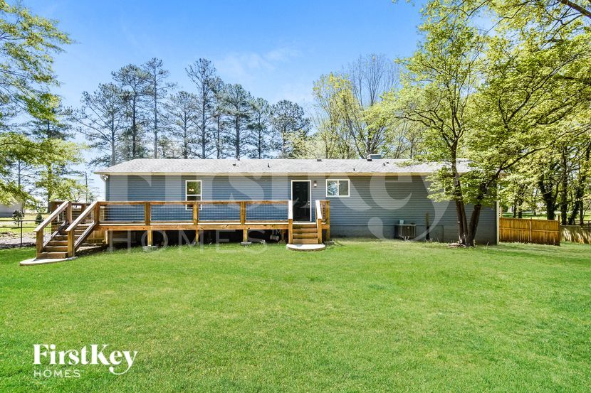 Building Photo - 595 School Rd