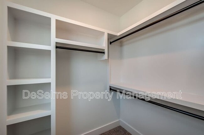 Building Photo - 2061 Oakwood Avenue