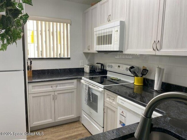 Building Photo - 211 Ocean Park Ln