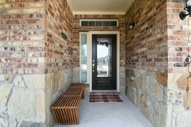 Building Photo - 221 Lake Estates Dr