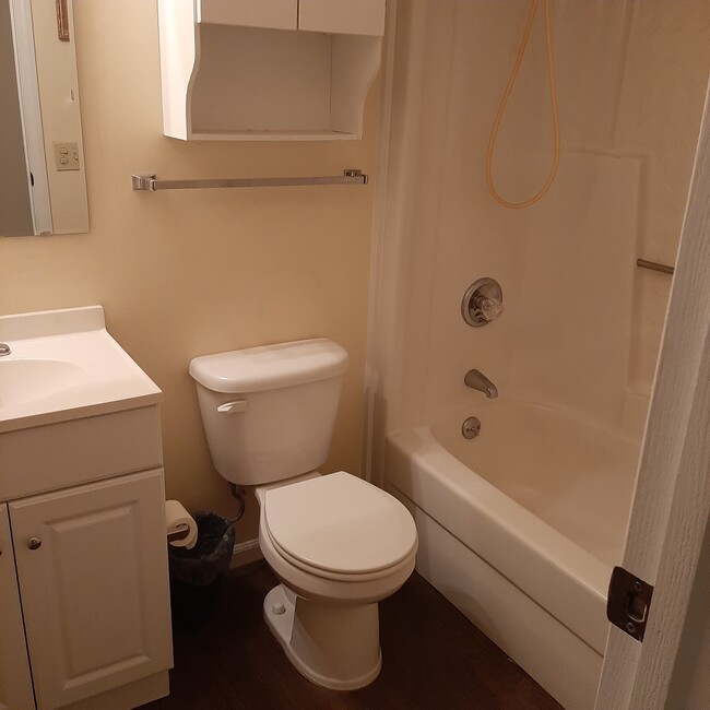 2 nd BATH ROOM - 906 Hartford Dr