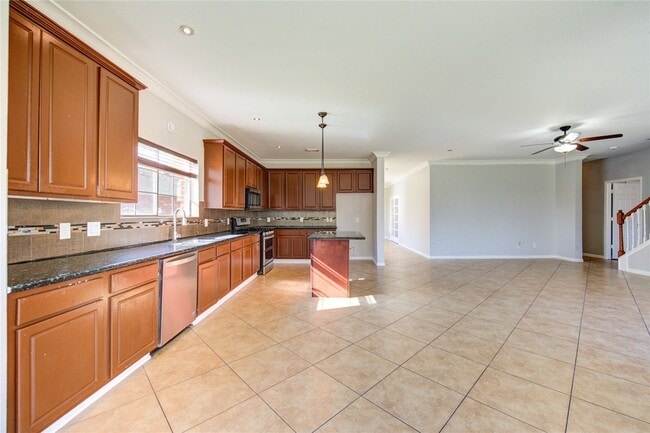 Building Photo - 5527 Gatesprings Ln