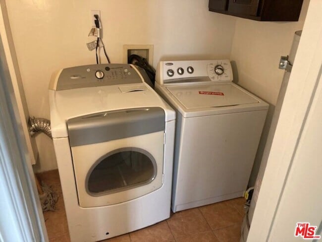 Building Photo - 440 N Orange Grove Ave