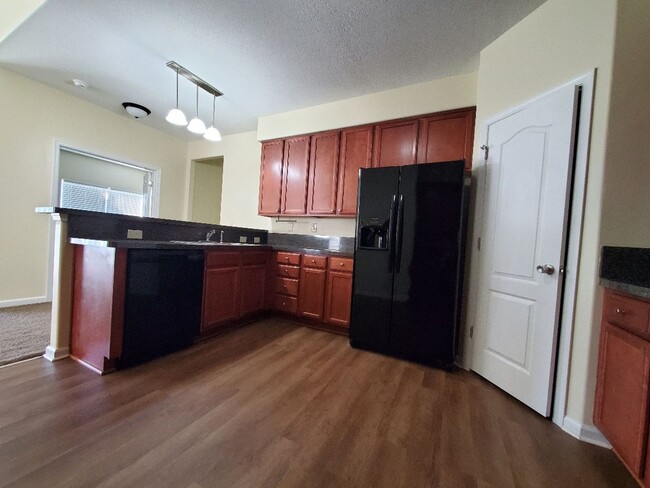 Building Photo - Move-In Ready 3BR Home with Great Living S...