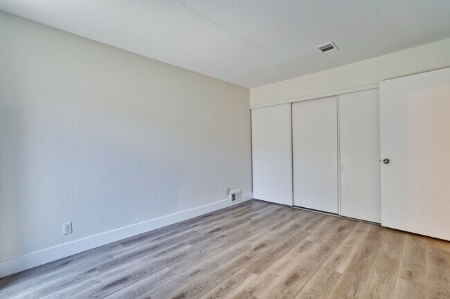 Building Photo - 947 // Duplex