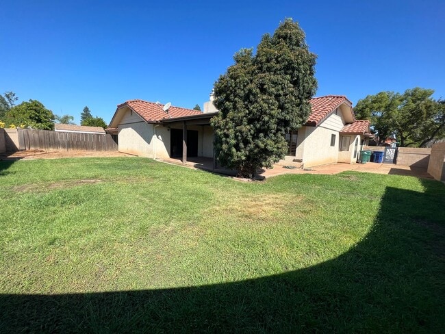 Building Photo - Discover the Jewel of Madera 4-bedroom 3-bath