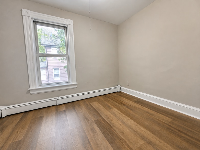 Compact third bedroom - 78 Orchard St