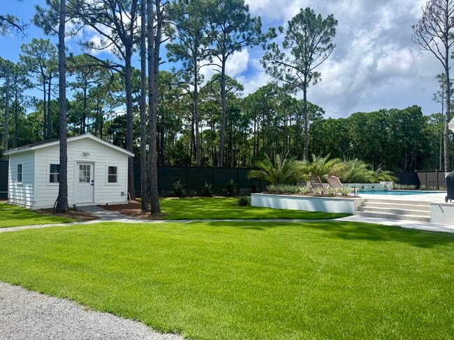 Building Photo - 493 Golf Club Dr