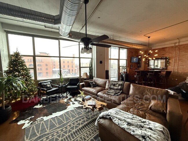 Building Photo - 745 Washington St