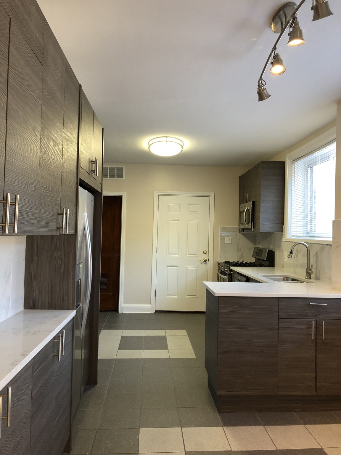 Building Photo - 6441 N Francisco Ave