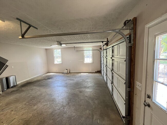 Building Photo - Super spacious 5 bedroom/3.5 bath home for rent in Murfreesboro!