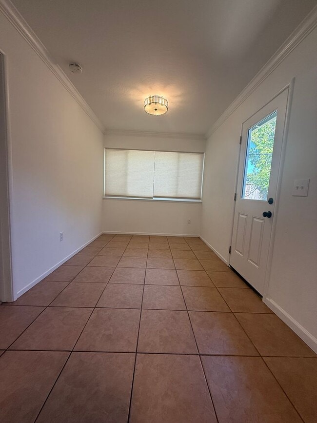 Building Photo - Beautiful 3 bedroom and 1 bathroom home in Arden Arcade!