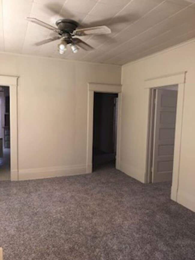 Building Photo - Three Bedroom/1 Bath Home/Spacious Rooms/Enclosed Back Porch