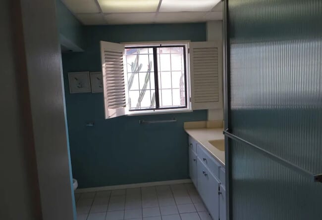 Building Photo - 5404 Rosewood Ave