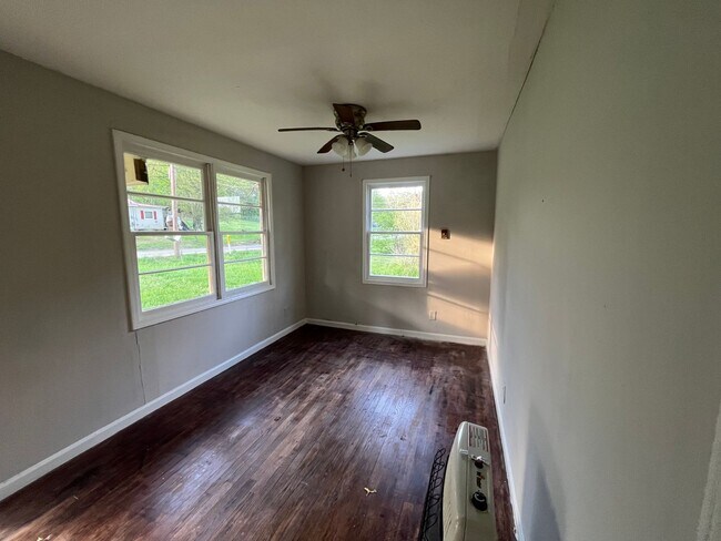 Building Photo - 2 Bedrooms, 1 Bathroom - Home in Plainville!