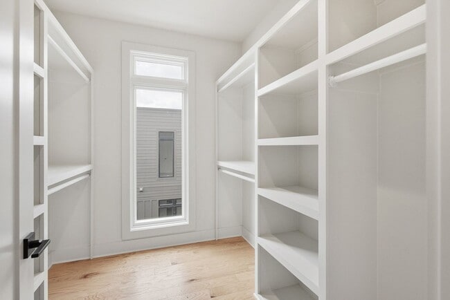 Building Photo - Stunning End Unit Townhome in Salemtown