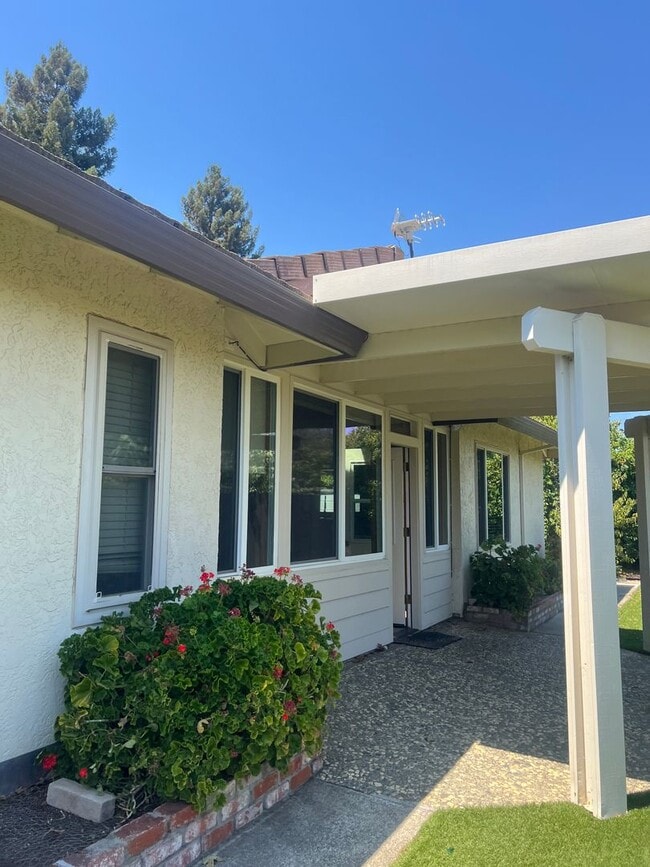 Building Photo - 142 Hillview Dr