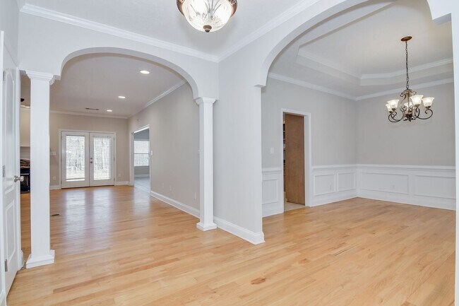 Building Photo - Large House on 3.5 Acres in Harlem