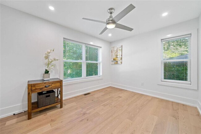 Building Photo - 320 Kelso Dr SW