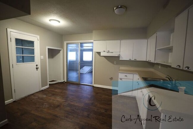 Building Photo - Move in special $600!! Recently renovated 3 bed 1 bath home with fenced yard and a bonus space! -...