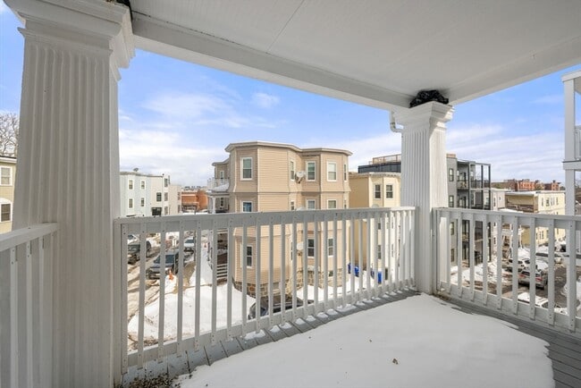 Building Photo - 53 Woodford St