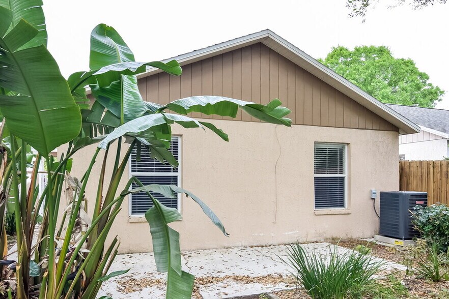 Building Photo - 4328 Venice Dr
