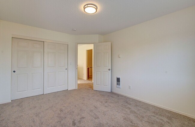 Building Photo - Beautiful Townhome- 3 Bedrooms
