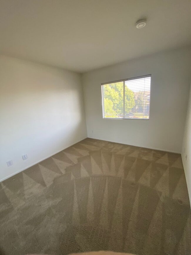 Building Photo - 2 Story 4 bed, 2 1/2 bath home in Simi Valley!