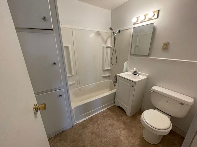 Building Photo - 3 Bedroom Home