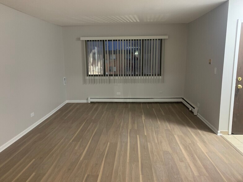 Building Photo - 1703 W Victoria Dr