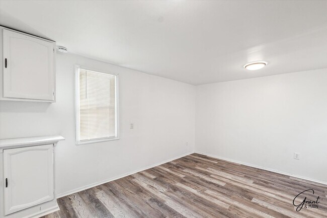 Building Photo - 2615 Emmons Ave
