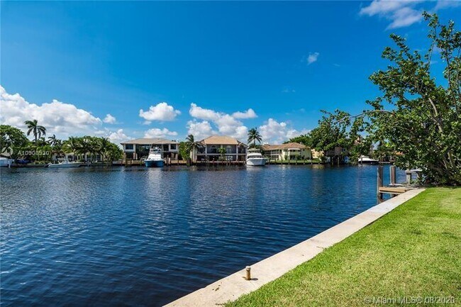 Building Photo - 1223 Seminole Dr