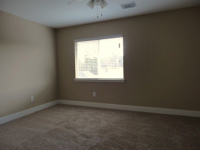 Building Photo - 802 Dragonfly Dr