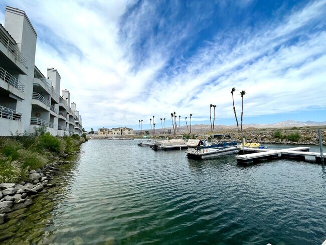 Building Photo - Great 1 Bedroom Condo in the Roadhaven Condos Gated Community!
