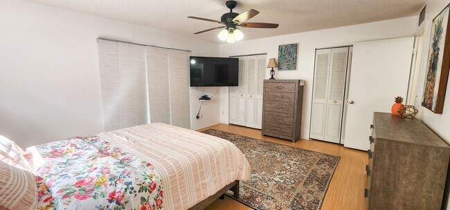 Building Photo - Coming Soon! Beautifully furnished 1 bedroom 1.5 bath condo