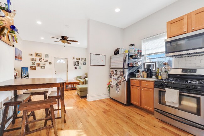 Building Photo - 1148 W Belmont Ave