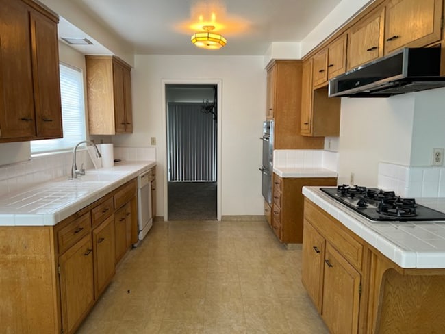 Building Photo - Hillside 3 Bed / 1 3/4 Bath Ranch Style Ho...