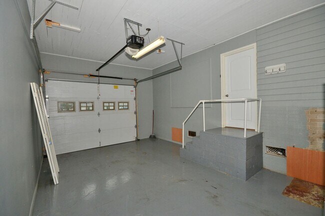 Building Photo - Ave A