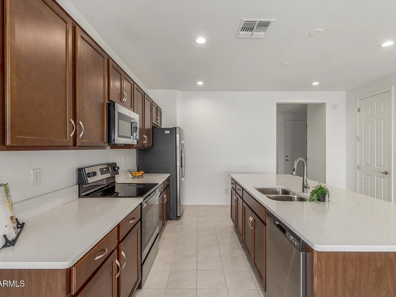Building Photo - 637 S Lamar Pl