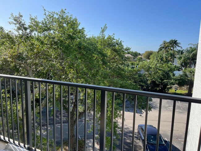 Building Photo - 5024 Lantana Rd